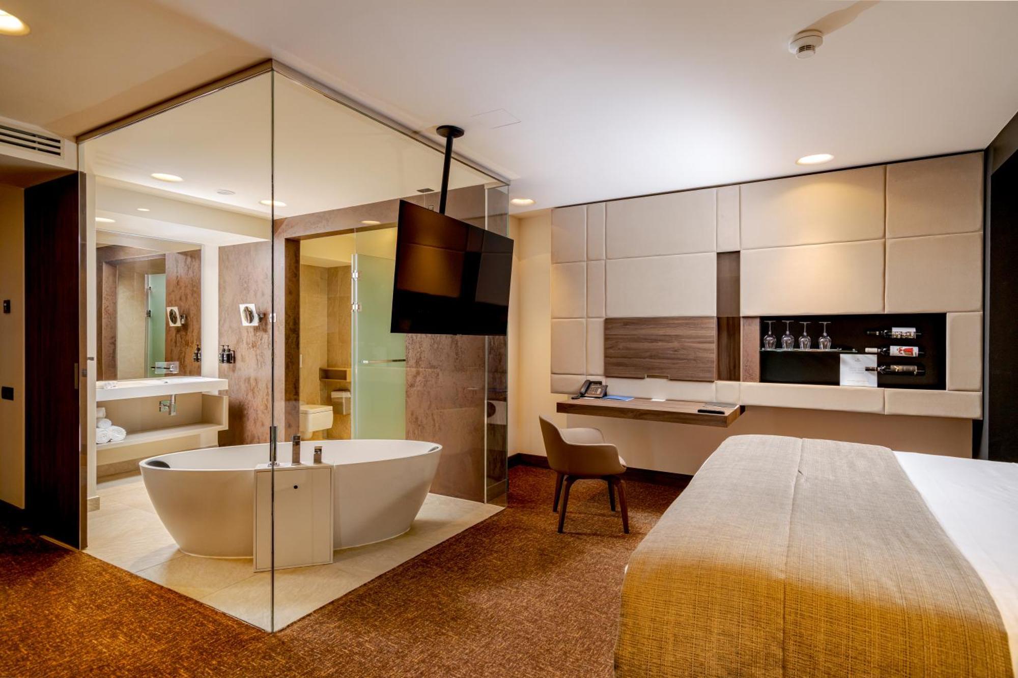 Kronwell Brasov Hotel Bagian luar foto